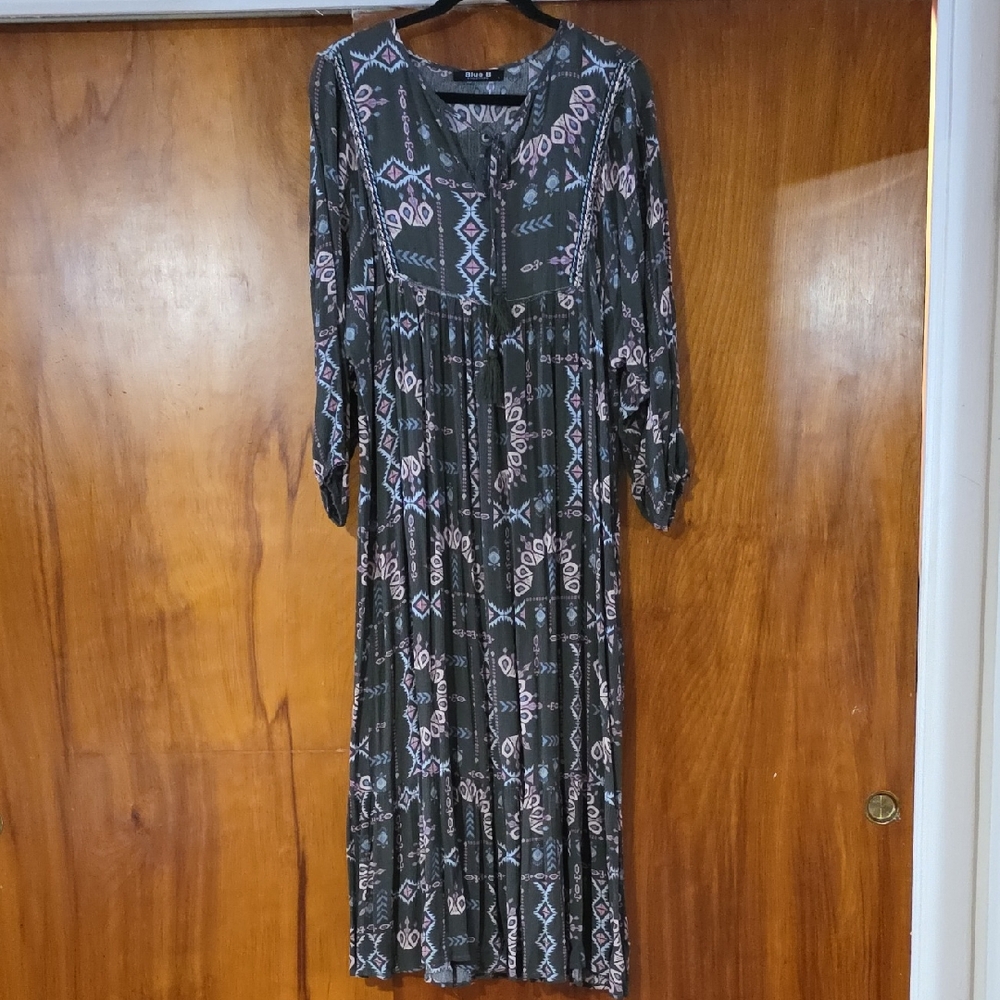 Elegant Gray and Pink Patterned Dress